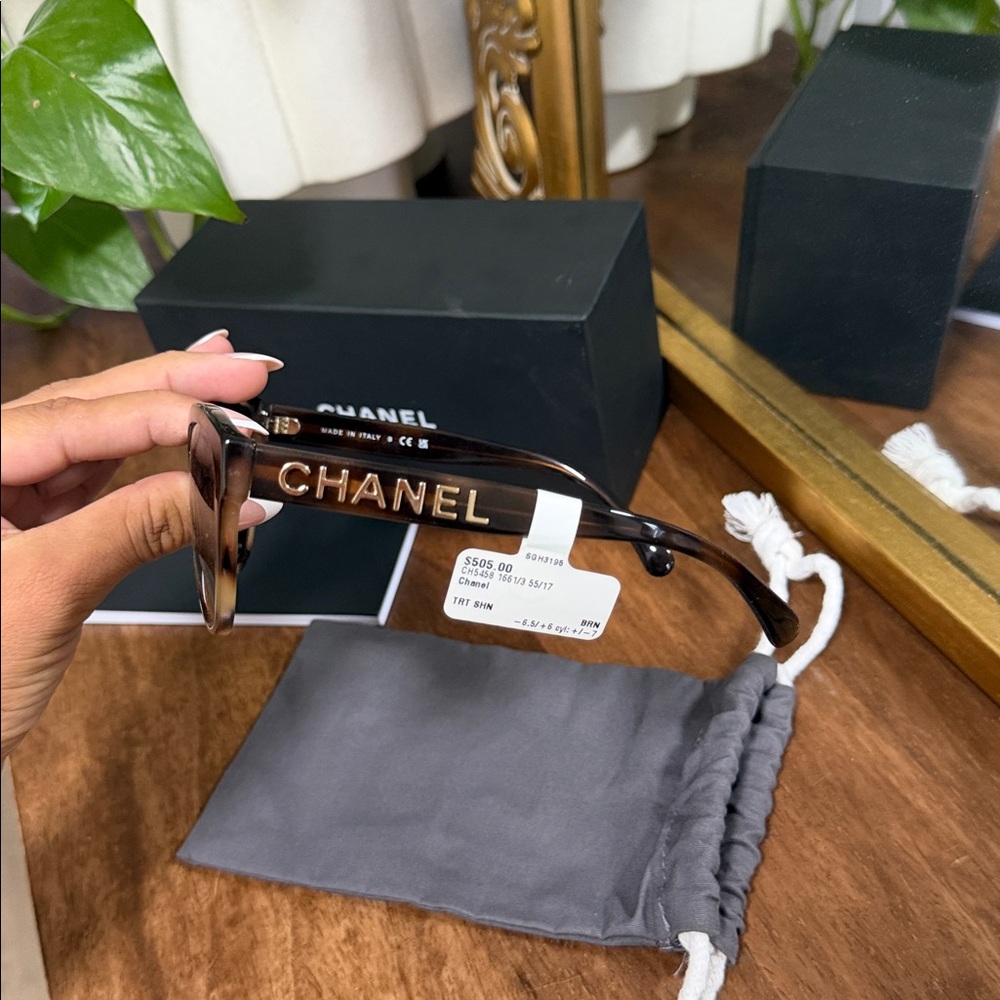 CHANEL Brown Tortoiseshell Sunglasses with Gold Chanel Logo - Picture 4 of 8